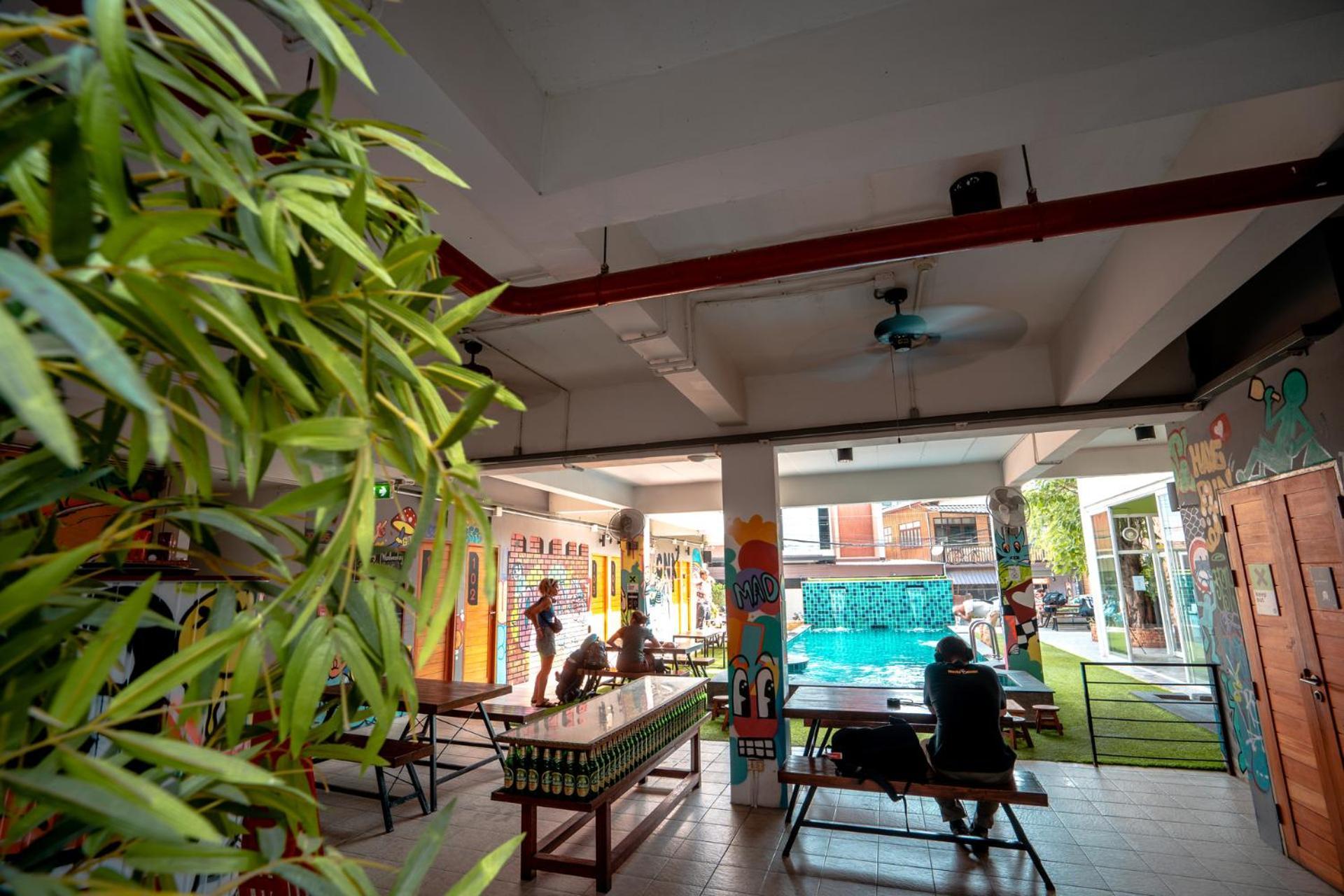 Hostal Mad Monkey *